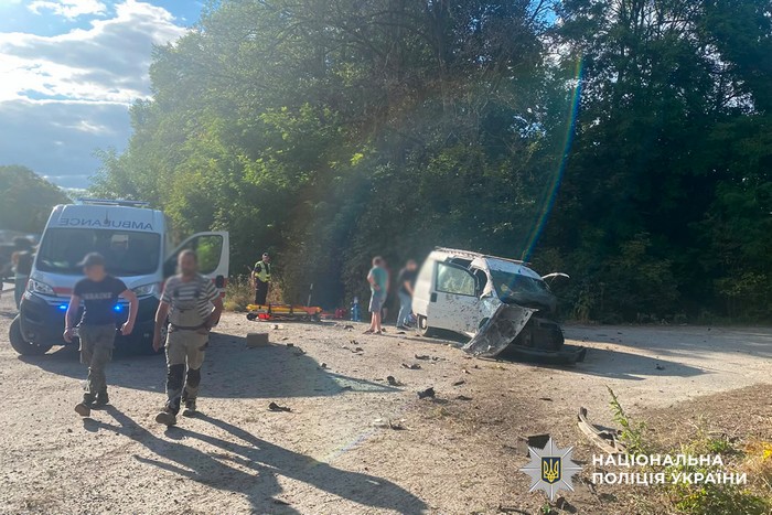 У аварії на Тернопільщині двоє людей загинули, ще шестеро отримали тілесні ушкодження (ФОТО)