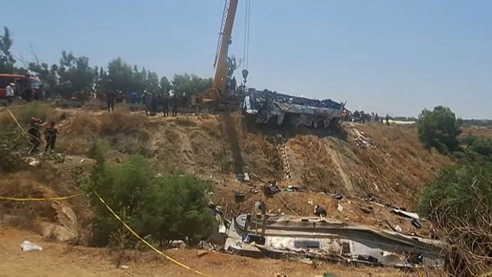 В Алжирі внаслідок перекидання пасажирського автобуса загинули щонайменше 25 осіб (ВІДЕО)