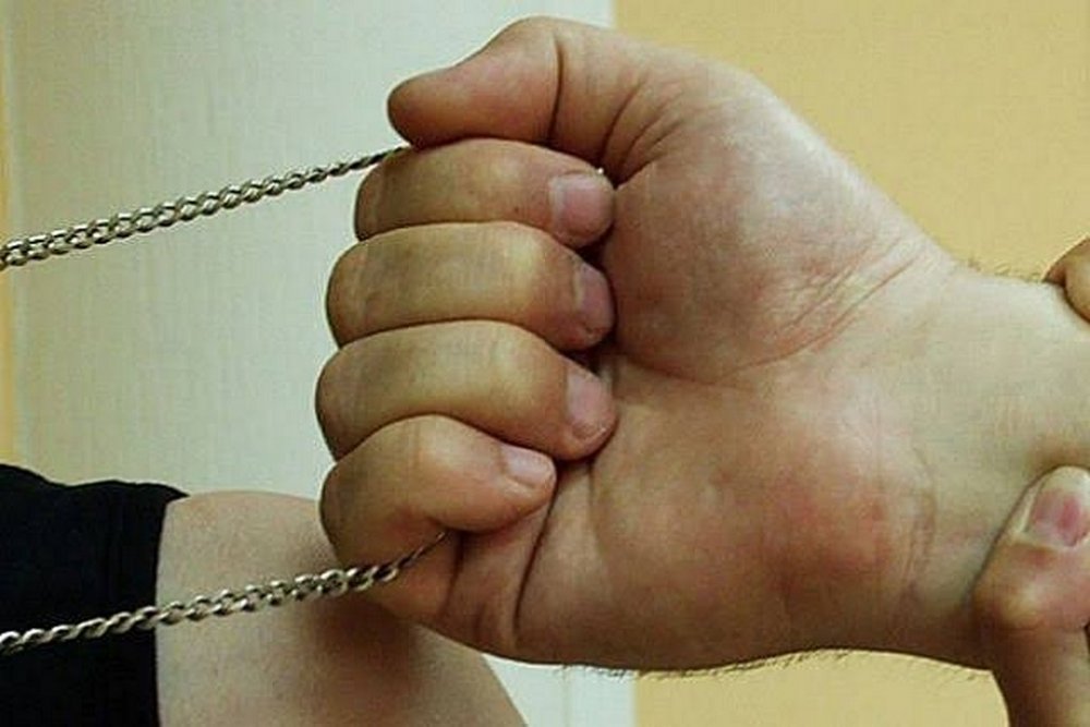Денне пограбування в Білій Церкві: нападник вирвав у жінки золотий ланцюжок
