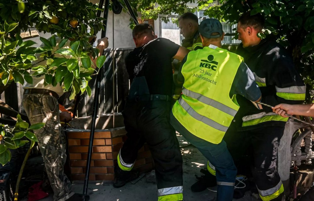 На Тернопільщині рятувальники дістали травмованого чоловіка з глибокого колодязя (ФОТО)
