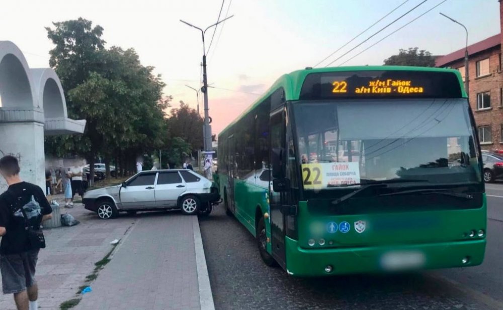 У Білій Церкві на Київщині легковик влетів у маршрутку на зупинці та збив жінку (ФОТО)