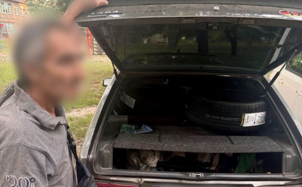 У Дніпровському районі Києва двоє підстаркуватих чоловіків обікрали магазин автотоварів