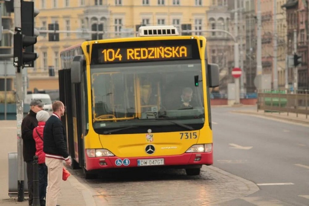 У Варшаві водій міського автобуса прийшов на роботу у спідниці, бо не можна було в шортах