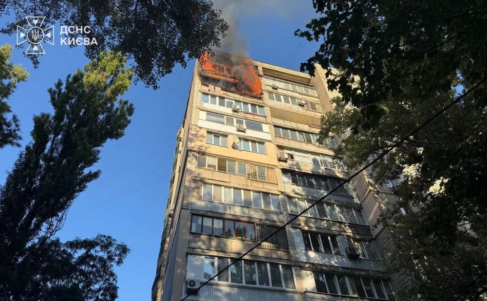 Полум’я з вікон злетіло на верхні поверхи: у Києві горіла квартира (ВІДЕО)