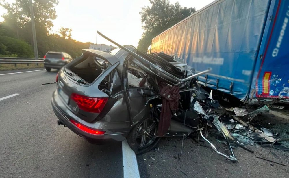У Києві водій на Audi в’їхав у вантажівку: загинула його дружина й маленький син (ФОТО)