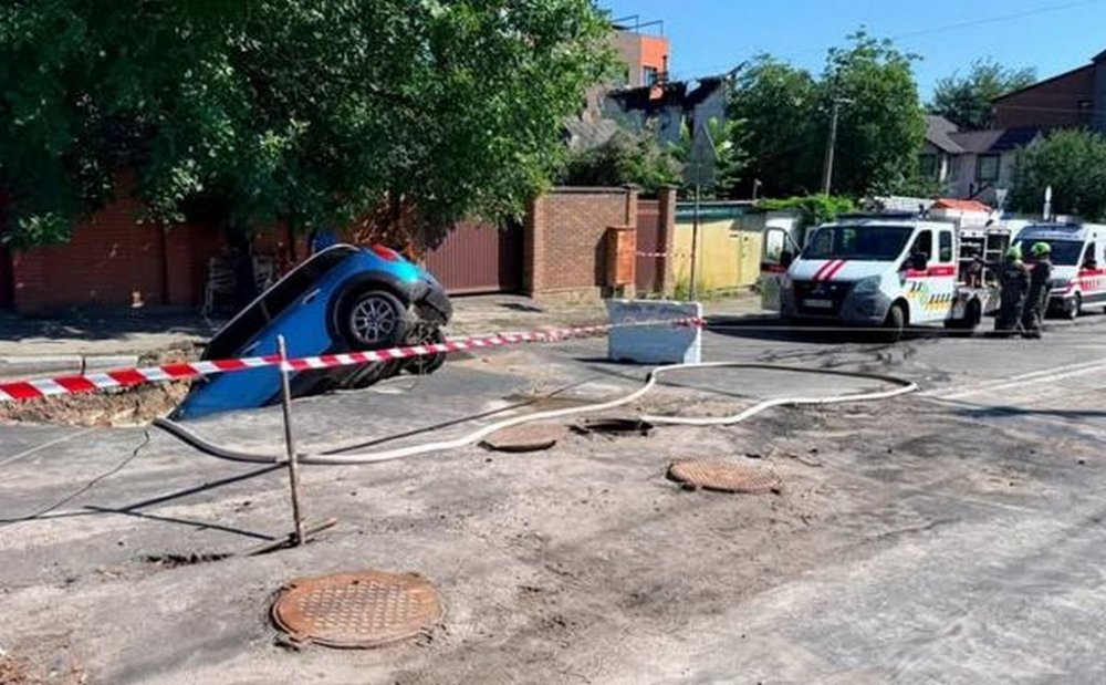 У Києві витягли авто, яке провалилося під асфальт (ФОТО)