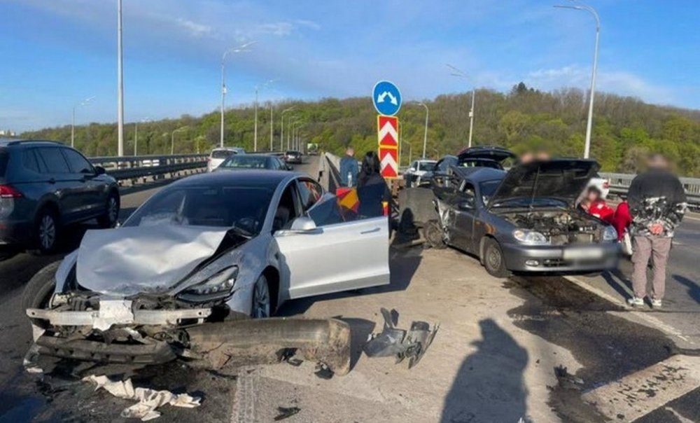 У Києві водію Tesla за смертельну ДТП на Дарницькому мосту загрожує до 8 років ув’язнення
