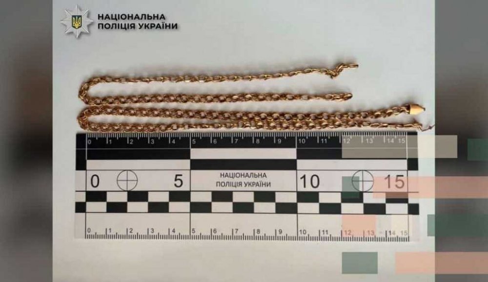 У Києві грабіжник зірвав із жінки золотий ланцюжок і втік – йому загрожує 10 років тюрми