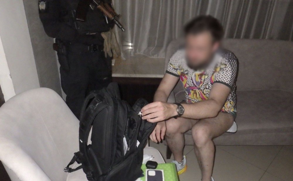 Бив в обличчя канцелярським ножем: подробиці нападу у готелі на столичному Печерську (ФОТО)