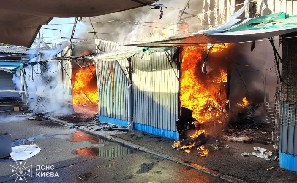 У Києві спалахнули кіоски на Дарницькому ринку: пожежу швидко приборкали (ВІДЕО)