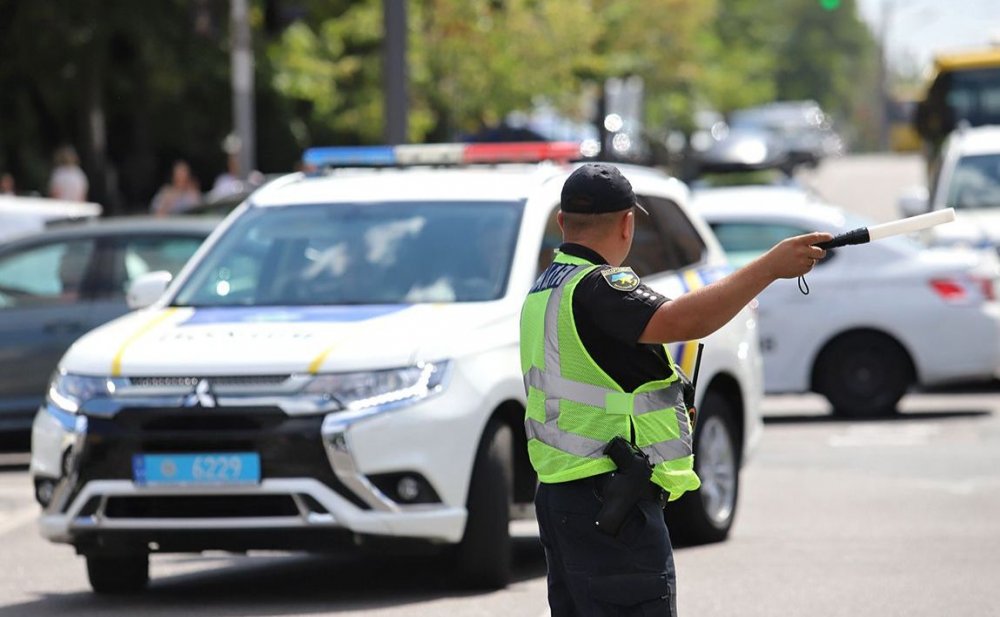 Не вписався в поворот: у Києві 18-річний водій BMW без прав протаранив білборд (ВІДЕО)