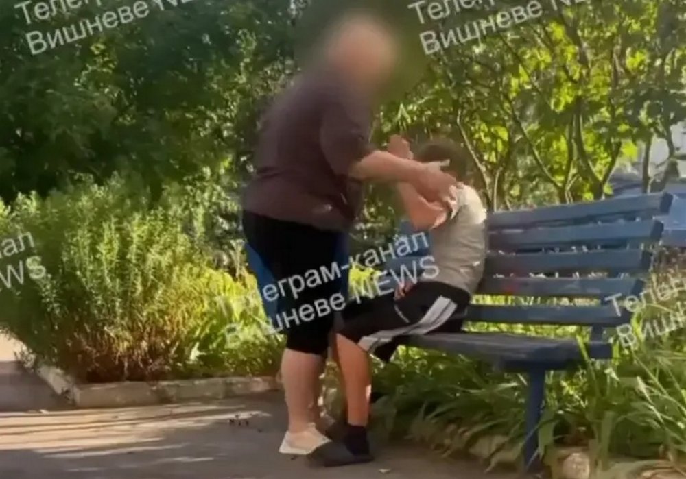 На Київщині жінка побила 11-річного хлопчика через зірвану квітку