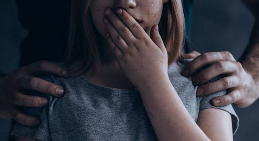 На Київщині іноземець неодноразово ґвалтував доньку своєї співмешканки