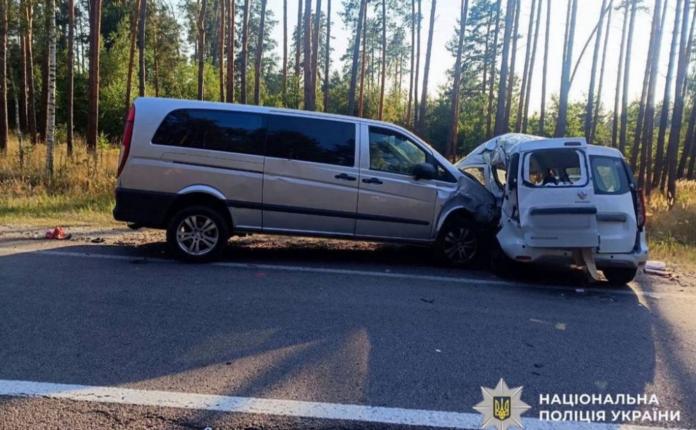 Розворот ціною в життя: під Києвом зіткнулись Renault й Mercedes-Benz