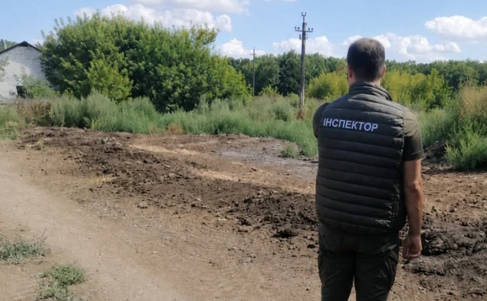 У Білій Церкві відходи тваринництва викидали просто на землю (ФОТО)